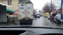 Грузовик припарковался на тротуаре и проезжей части в 11 мкр. Фото