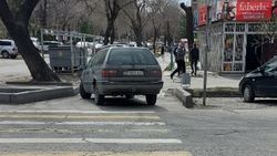 Водитель припарковал свой автомобиль на зебре. Фото