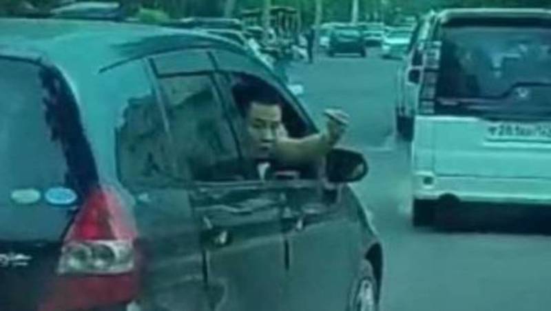 Водитель «Фита» выехал на встречку и показал средний палец. Видео