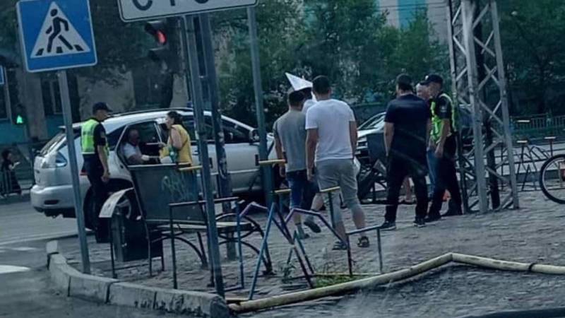 На Советской «Лексус» врезался в столб. Фото