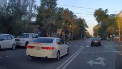 «Хонда» выехала на встречку на Боконбаева. Фото