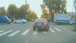 «Тойота» выехала на встречку, заехала за стоп-линию и проехала на красный. Видео и фото