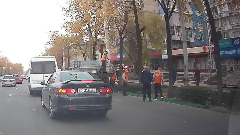 Зачем срезают железное ограждение вдоль Советской? Видео и фото