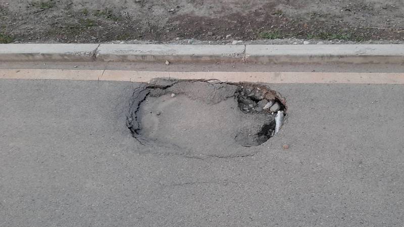 На велодорожке на Южной магистрали образовалась яма. Фото