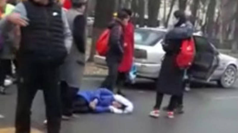 На Молодой Гвардии на зебре сбили девочку. Видео с места аварии