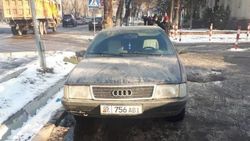 «Ауди», у которой 20,5 тыс. сомов штрафов, припаркована на тротуаре. Фото «Ауди», у которой 20,5 тыс. сомов штрафов, припаркована на тротуаре. Фото