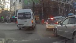 На Киевской маршрутка повернула со второго ряда. Видео На Киевской маршрутка повернула со второго ряда. Видео