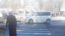 «Тойота bB» припаркована на «зебре». Фото «Тойота bB» припаркована на «зебре». Фото