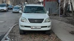 Lexus GX 470 припаркован на газоне. Фото Lexus GX 470 припаркован на газоне. Фото