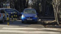 «Фит» припаркован на тротуаре. Фото «Фит» припаркован на тротуаре. Фото