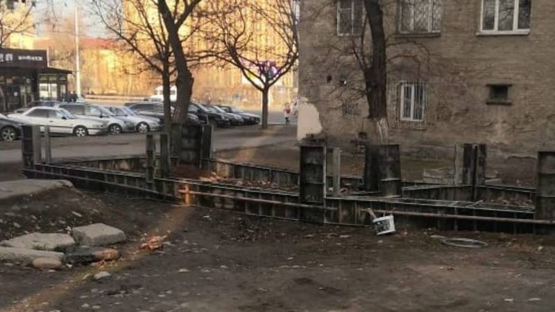 Что строится рядом со зданием КРСУ? Фото горожанина
