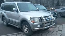 Возле «Мадины» машины припаркованы на тротуаре. Фото