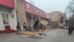 Законно ли делают пристройку к магазину Istanbul? Фото горожанина