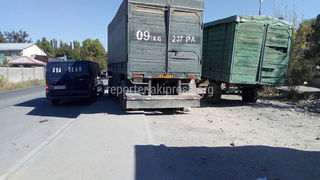 В жилмассиве Аска-Таш грузовики припарковались на тротуаре, пешеходы вынуждены обходить через проезжую часть
