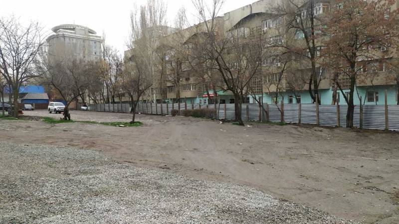 Законно ли в 8 мкр огородили территорию забором? - горожанин Азамат