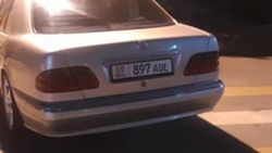 Daimler Chrysler припарковался на «зебре». Фото