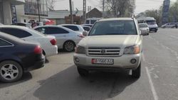 «Хайландер» припарковали на проезжей части, заблокировав другие авто. Фото