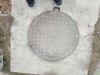 Сломанная крышка люка на Боконбаева-Табышалиева заменена на новую (фото)