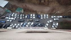 Жители многоэтажного дома в Бишкеке просят построить им тротуар 