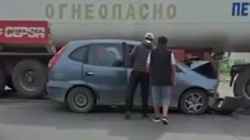 В Балыкчы легковушка залетела под бензовоз. Видео с места аварии