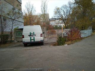 Ограждение между домами в 7 мкр установили законно Ограждение между домами в 7 мкр установили законно