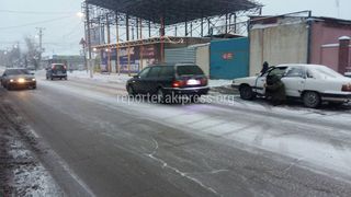 Работы по очистке и подсыпке противогололедными материалами улиц города производятся регулярно, - мэрия Токмока