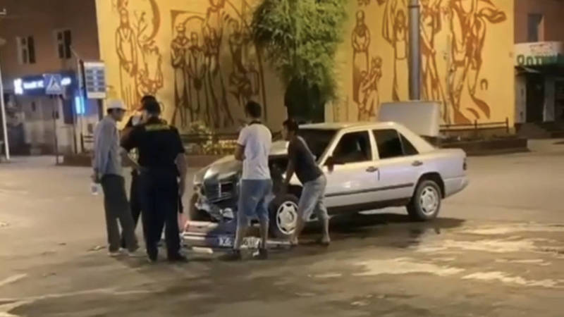 «Мерседес» в Оше попал в ДТП. Видео с места аварии