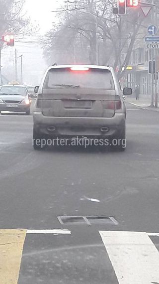 Перекресток Молодая Гвардия-Боконбаева S4664AQ. Выезд за стоп-линию и не читаемый госномер