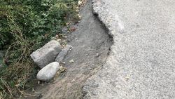На ул.Сухомлинова облом дороги, из-за которого машины падают в канал. Фото горожанина