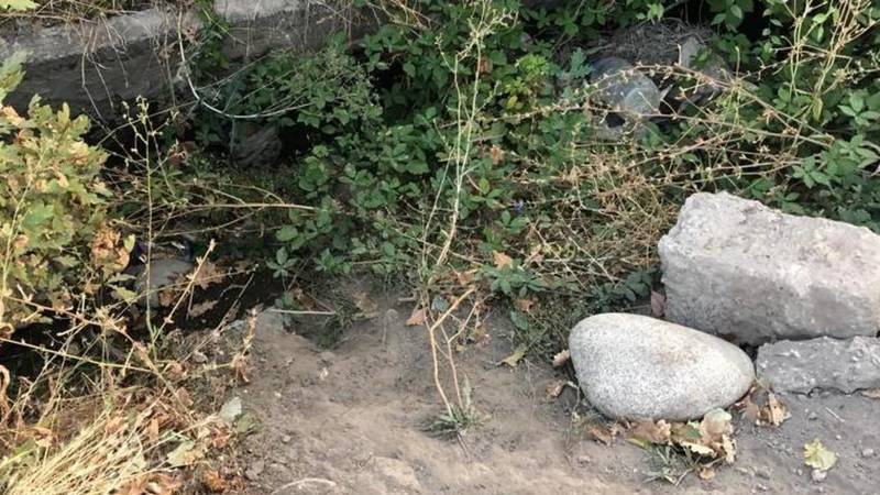 На ул.Сухомлинова облом дороги, из-за которого машины падают в канал. Фото горожанина