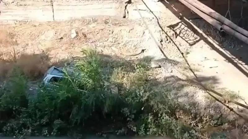 На Жибек Жолу машина слетела с моста в реку. Видео с места ДТП