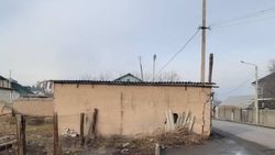 На Куюкова часть дороги и тротуар упираются в строение. Фото