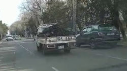 Из «Портера» на дорогу сыпется уголь. Видео