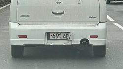 В Бишкеке ездит «Ниссан» со сломанным госномером. Фото