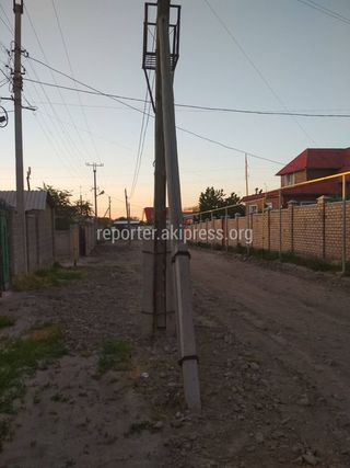 Телефонные столбы посреди улицы. Жителям Ак-Орго надо обратиться в БГТС, - мэрия