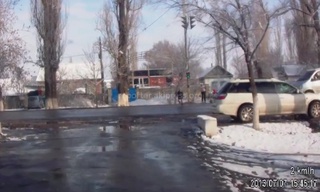 В с.Ново-Покровка водитель, проехав на красный свет, чуть не сбил ребенка напротив сельской школы <b><i> (фото) </i></b>