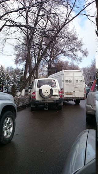 «Бусик припарковался таким образом, что перекрыл целую полосу движения по Тоголока Молдо в северном направлении на участке от Фрунзе до Жибек Жолу. Из-за этого создался большой затор! Просьба к ДПС,принимать меры к таким «паркунам»!», - обратился автолюби