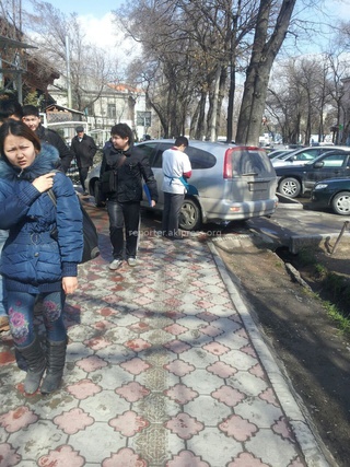 «Эта машина ехала по тротуару и еще разворачивалась у кафе на Тоголока Молдо («Жалал-Абад»). Сотрудники кафе активно ему в этом помогали, тем самым поддерживая нарушение правил. Прохожие были возмущены и стучали по машине, на что водитель никак не отреаги