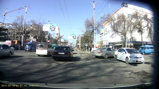 «B 4035 A на Шопокова-Чуй. Девушка припарковалась прямо на перекрестке и разговаривала по телефону! Прошу ДПС принять соответствующие меры за нарушение ПДД», - пишет читатель.