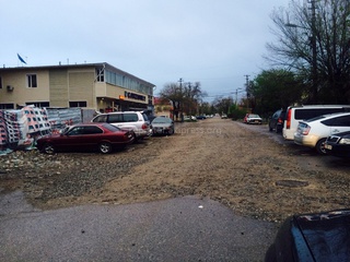 Разбитые дороги Бишкека: ул. Карасаева, Махатмы Ганди и в новостройке «Тынчтык» <b><i>(фото,видео)</i></b>