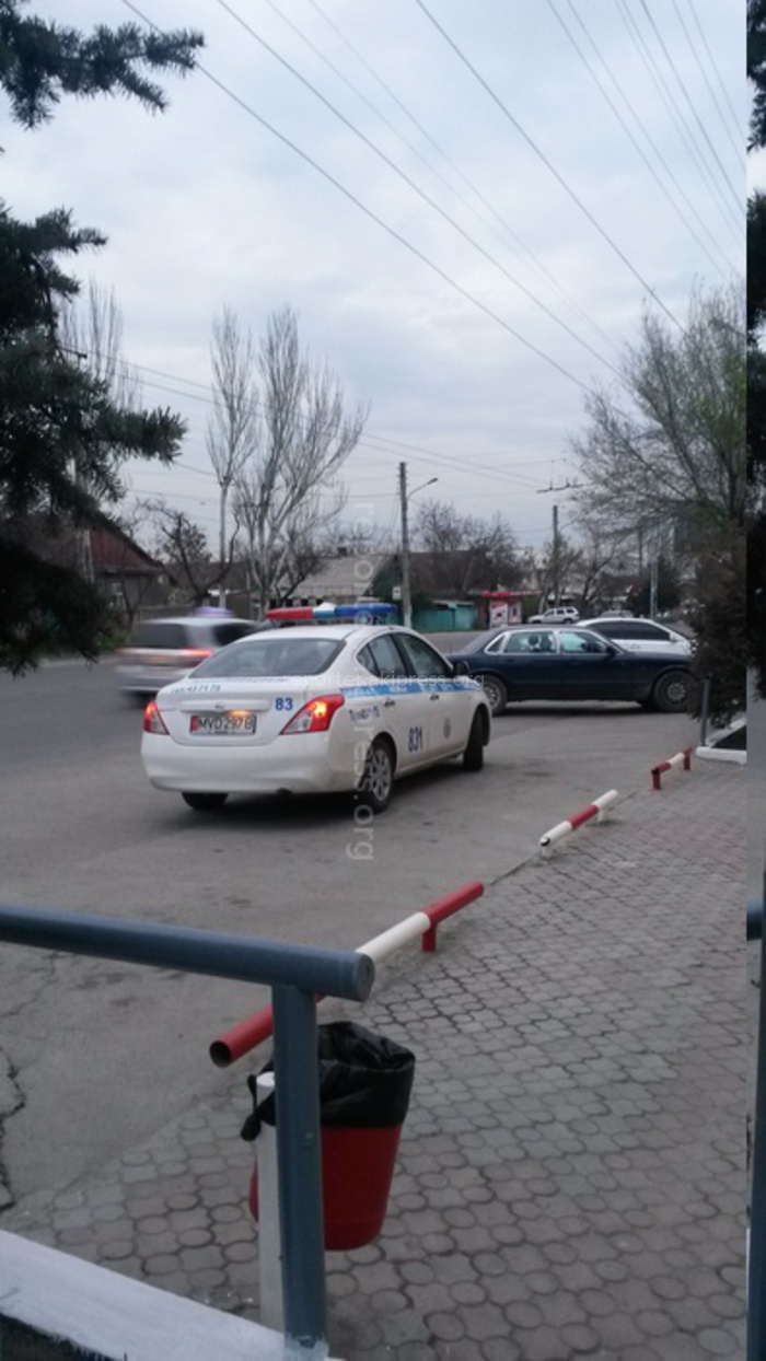 «Неправильная парковка сотрудников ДПС, около магазина «Народный» на Юнусалиева-Жигулевской 18 апреля 2015г. В 19:35», - очевидец.