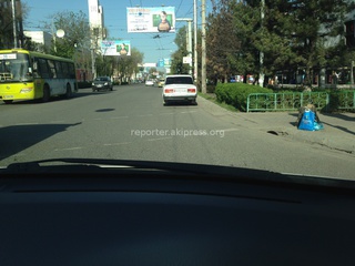 «Припаркованная служебная машина МВД с номером MVD164M создавала помеху на углу перекрестка Чуй-Шопокова, водитель, наверное, не знает ПДД, на каком расстоянии от пешеходного перехода и от светофора парковаться», - прислал читатель.