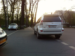 «На пешеходном переходе поперек оставил свой джип возле Министерства иностранных дел по бульвару Эркиндик. 23 апреля», - прислал горожанин.