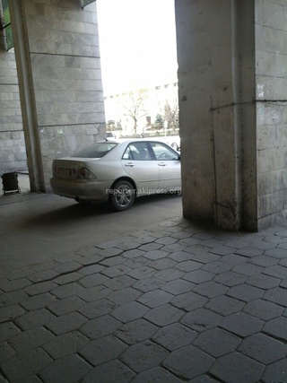 «Стандартная парковка на площади. B5012AI», - фото прислано 20 апреля.