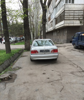 «Высылаем вам фото нарушителей-парковщиков на тротуарах, на газонах и на въездах во дворы. Фото сделаны на ул. Токтогула и ул. Московской (Мерседес Е320 без заднего номера). Просим ДПС МВД нарушителей наказать. Все номера авто на фото специально крупно различимы. Надеемся, что вместе мы привлечем нарушителей к ответственности», - прислали горожане.