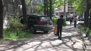 «Нарушение ПДД парковка на пешеходном тротуаре. Бульвар Эркиндик между Московской и Токтогула, кафе «Ожак»», - фото читателя.