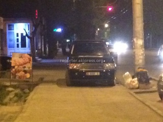 «Угол Душанбинского-Ахунбаева. Джип стоял ночью 23 апреля на тротуаре, хотя рядом было много парковочных мест», - горожанин.