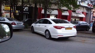 «24 апреля. Сотрудники данной организации умеют грамотно парковаться, однако. Ладно машина торчит на полдороги, так хотя бы машину пожалели на такой бордюр заезжать», - читатель.