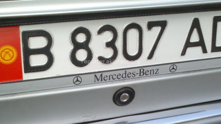 «Водитель такси с госномером B8307AD на «Мерседесе» считает, что ему все можно. Припарковался прямо под светофором, на пешеходе, на перекрестке Токтогула-Логвиненко. Когда прекратится это безобразие с парковками? И почему бы не запретить частный извоз?»- пишет очевидец.