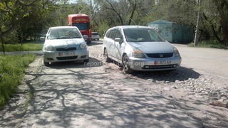 «Паркуются прямо на тротуарах в 5 микрорайоне, примите меры! 25 апреля», - житель.